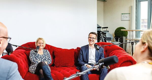 Meike Günter und Lukas Tietze auf der NewsCouch im Gespräch mit Ulrike Trampus und Stephan Wolf.