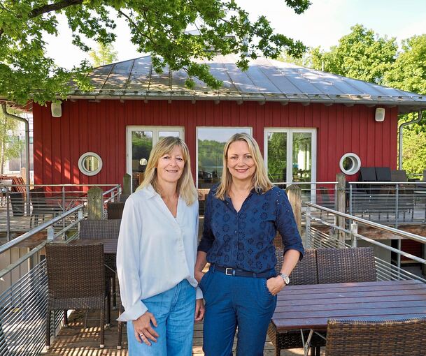 Tanja Hedrich (links) und Viola Stark sind die neuen Pächterinnen des Bootshauses am Hechtkopf in Remseck. Es soll künftig „ViTas Wine – Beer – Food“ heißen.