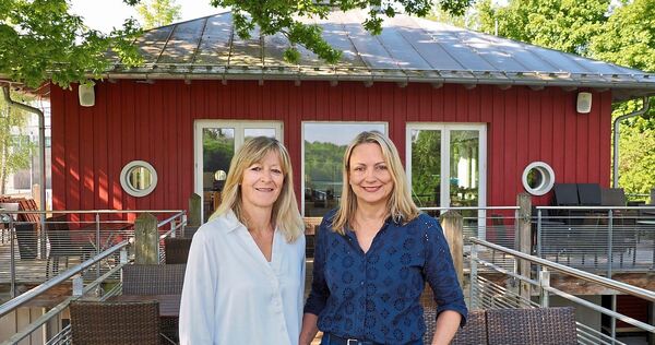 Tanja Hedrich (links) und Viola Stark sind die neuen Pächterinnen des Bootshauses am Hechtkopf in Remseck. Es soll künftig „ViTas Wine – Beer – Food“ heißen.