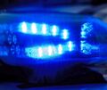 Das Blaulicht eines Polizeifahrzeugs blinkt. Das Blaulicht eines Polizeifahrzeugs blinkt.