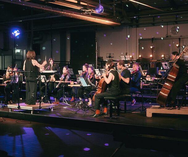 Das Ensemble Reflektor spielt unter Leitung von Xizi Wang zum Abschluss des Podium.