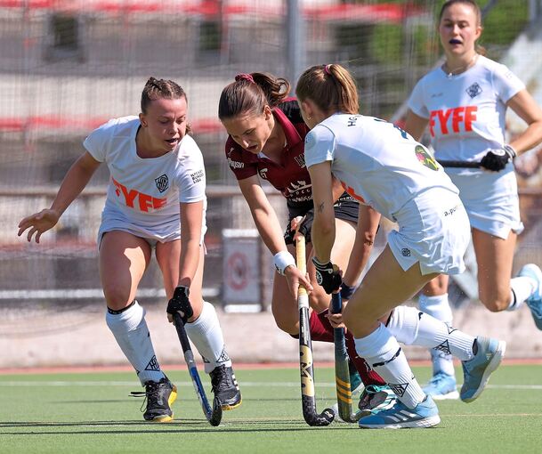 Daniela Bauer (Mitte) und die Frauen des HCL setzen sich gegen die Nürnbergerinnen um Lena Reimold (links) und Naemi Stieber erst im Penaltyschießen durch.
