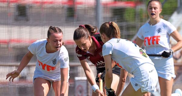 Daniela Bauer (Mitte) und die Frauen des HCL setzen sich gegen die Nürnbergerinnen um Lena Reimold (links) und Naemi Stieber erst im Penaltyschießen durch.