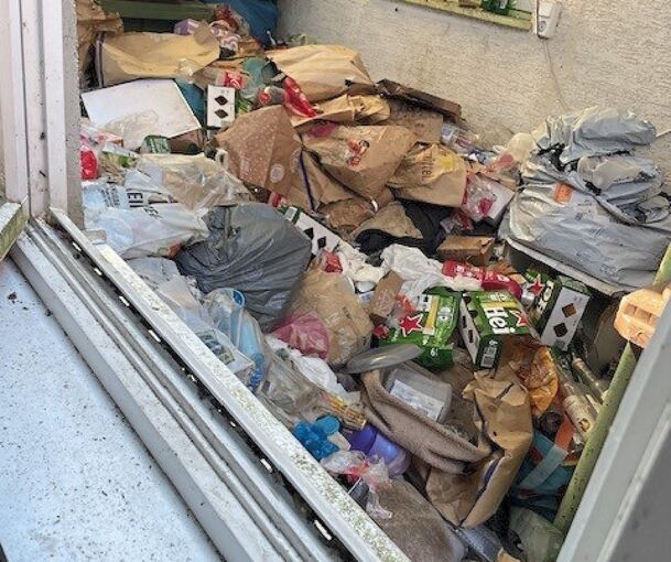 Dieser Müllberg türmt sich in dem schmalen Spalt zu dem Nachbarhaus auf.