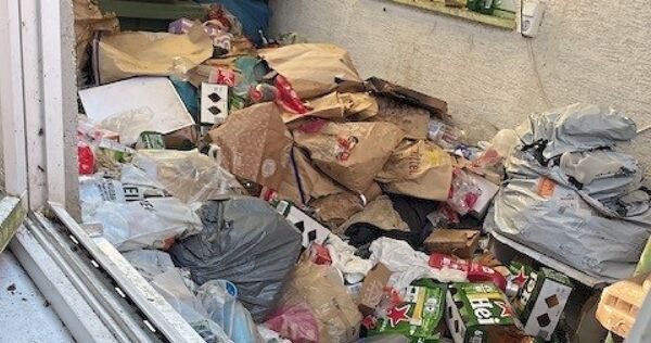 Dieser Müllberg türmt sich in dem schmalen Spalt zu dem Nachbarhaus auf.