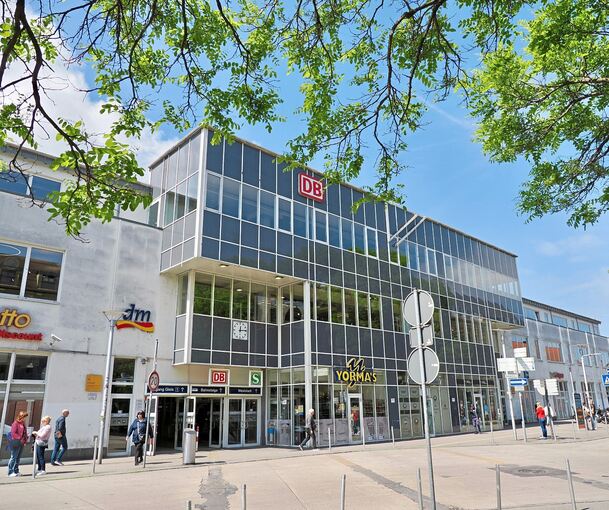 So wird der Bahnhof am Ende nicht mehr aussehen: die Fassade aus den frühen 1990er Jahren.