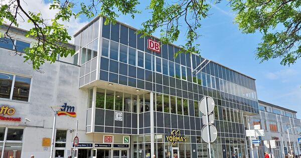 So wird der Bahnhof am Ende nicht mehr aussehen: die Fassade aus den frühen 1990er Jahren.