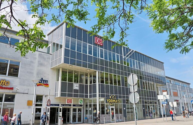 So wird der Bahnhof am Ende nicht mehr aussehen: die Fassade aus den frühen 1990er Jahren.