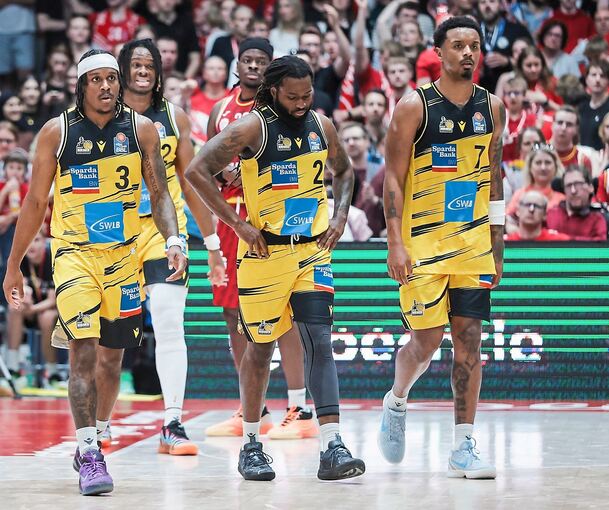 Gesichter der Niederlage (von links): Stef Smith, Tray Buchanan und Elijah Hughes beim schwachen Auftritt in Würzburg.