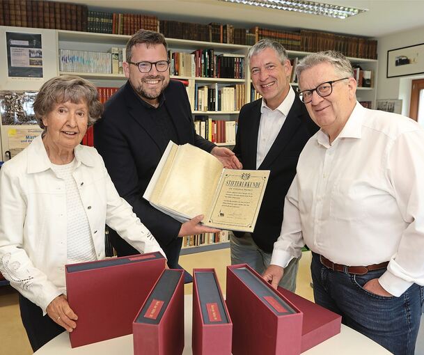 Arnegunde Bärlin und Ulrich Willenberg vom Verein zur Erhaltung der Alexanderkirche übergaben mit Dekan Ekkehard Graf die Stifterurkunden an Stadtarchivar Albrecht Gühring (von links).