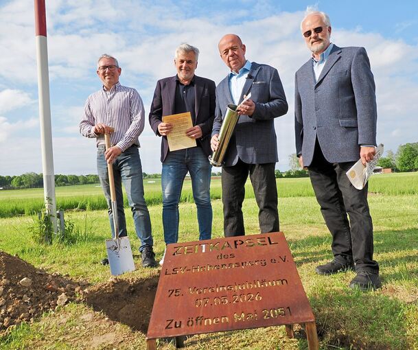 Haben auf dem Flugplatz Pattonville eine Zeitkapsel vergraben (von links): Oliver Joos, Klaus Schmädeke, Bogdan Poenaru und Wolfram Elsner vom Luftsportverein Asperg.
