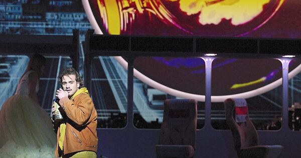 Gestapelt, geschichtet, getürmt: Sara Glojnarićs „Station Paradiso“ an der Staatsoper Stuttgart.