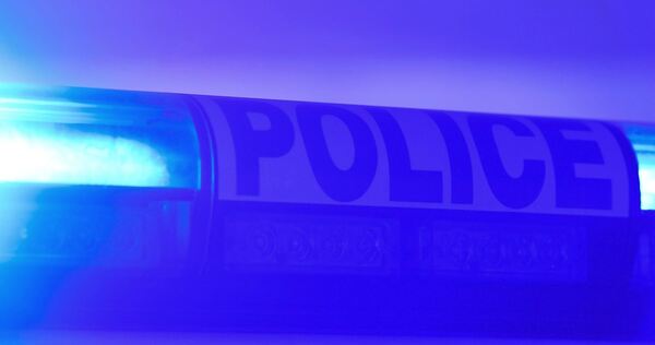Die Polizei bittet Zeugen, insbesondere die unbekannte Person auf dem motorisierten Zweirad, sich zu melden