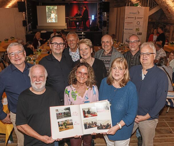 Beim Jubiläumsfest wird in Erinnerungen geschwelgt.