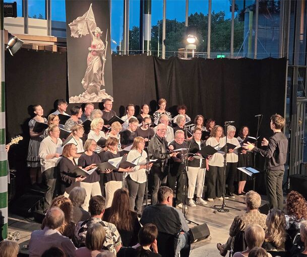 Die Young Chorporation präsentiert ihr Programm „Talkin‘ about a Revolution“.