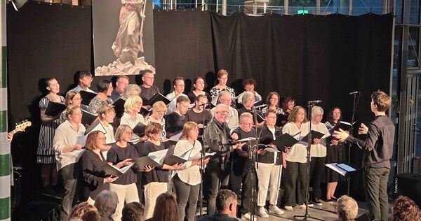 Die Young Chorporation präsentiert ihr Programm „Talkin‘ about a Revolution“.