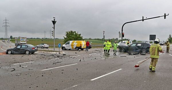 Bei dem Frontalzusammenstoß auf der Landesstraße 1141 bei Schwieberdingen wurden zwei Personen verletzt.