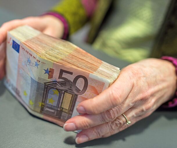 Eine 89-Jährige verlor mehrere Tausend Euro, weil sie dem Betrüger glaubte, Falschgeld zu Hause zu haben.
