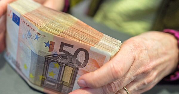 Eine 89-Jährige verlor mehrere Tausend Euro, weil sie dem Betrüger glaubte, Falschgeld zu Hause zu haben.