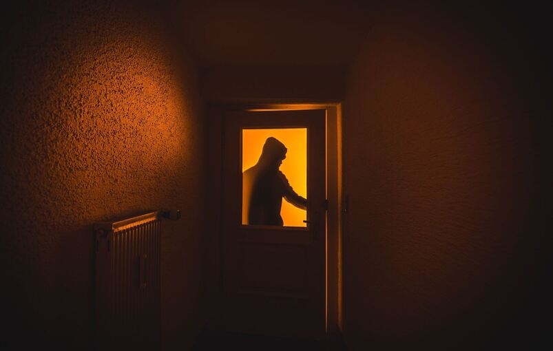 Ein Einbrecher verschafft sich Zutritt zu einer Wohnung Ein Einbrecher verschafft sich Zutritt zu einer Wohnung