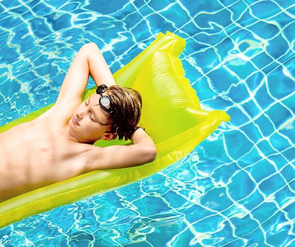 Ob Action im Wasser, oder ganz entspannt – das Freibad bietet viele Möglichkeiten, sich zu beschäftigen.