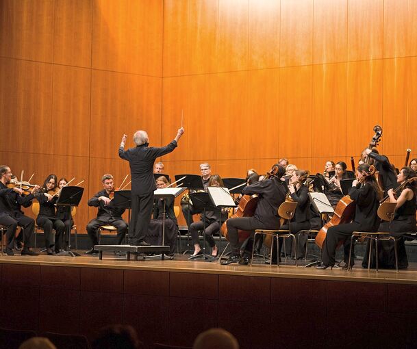 Kapellmeister mit distinktem Schwung: Peter Wallinger dirigiert im Kronenzentrum seine Süddeutsche Kammersinfonie Bietigheim.