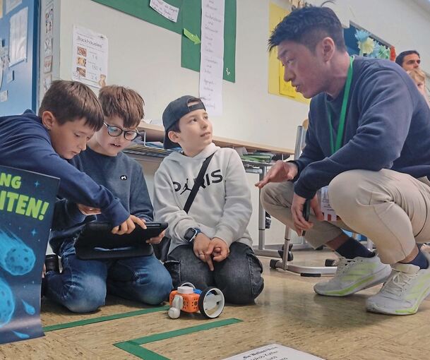 Die Schüler der Wunnensteinschule im Austausch mit dem Besuch aus Hongkong.