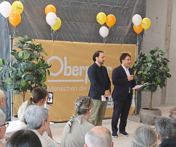 Thomas und Christian Boniberger, Inhaber des Modehauses Oberpaur, begrüßen die geladenen Gäste, Mitarbeiter und alle am Bau beteiligten Planer und Handwerker.