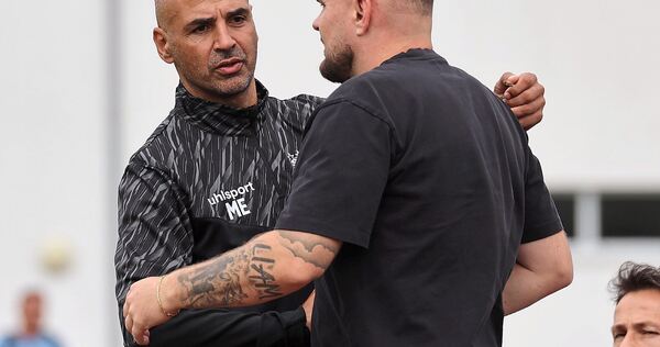 Mario Estasi (links) und SGV-Coach Kushtrim Lushtaku.