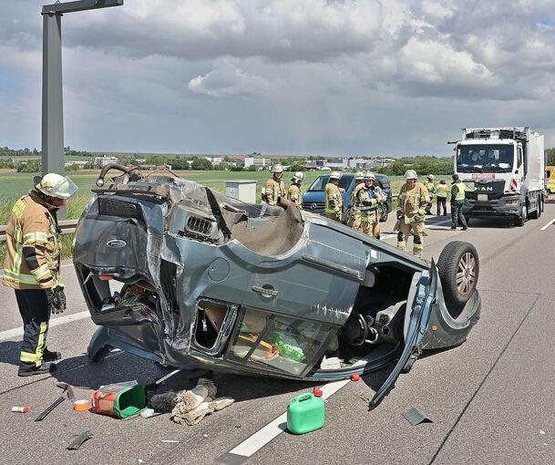 Der Wagen überschlug sich und blieb auf dem Dach liegen.
