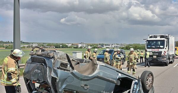 Der Wagen überschlug sich und blieb auf dem Dach liegen.