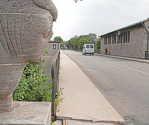 Auch der „Besigheimer Ochs“ scheint mit Argwohn auf den Zustand der Neckarbrücke zu blicken.