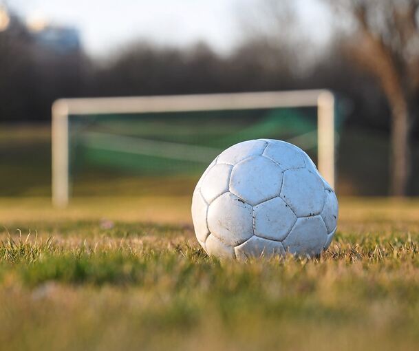 Der Fußball und der Spieler Marty Bloch stehen im Mittelpunkt der Serie „Bolzen“.