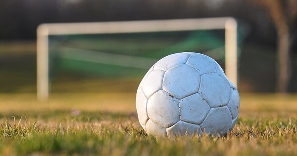 Der Fußball und der Spieler Marty Bloch stehen im Mittelpunkt der Serie „Bolzen“.