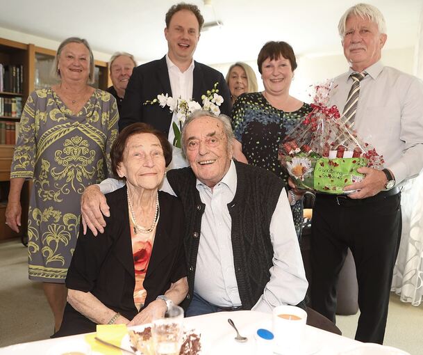 Lore und Alfred Böhm im Kreise der Familie mit Oberbürgermeister Matthias Knecht.