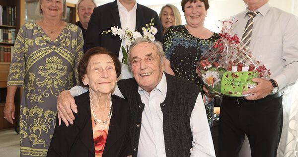 Lore und Alfred Böhm im Kreise der Familie mit Oberbürgermeister Matthias Knecht.