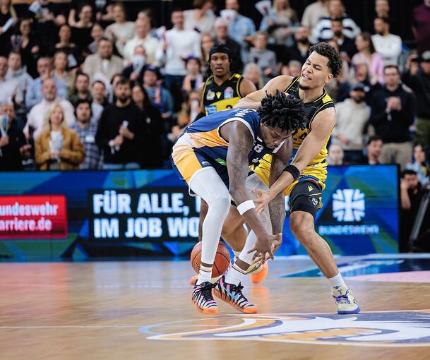Die Seawolves um Kassim Nicholson (links) ziehen gegen Brandon Tischler und die Riesen im dritten Viertel entscheidend davon.