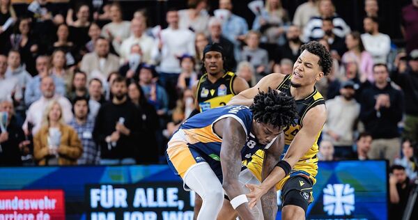 Die Seawolves um Kassim Nicholson (links) ziehen gegen Brandon Tischler und die Riesen im dritten Viertel entscheidend davon.