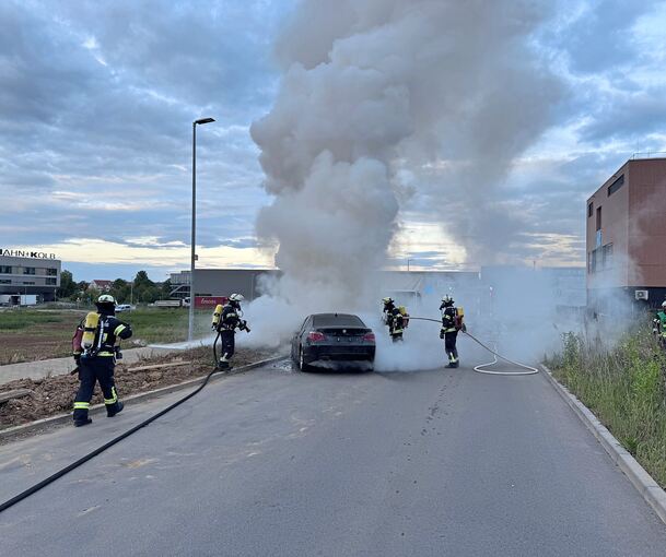 Vom Transporter heruntergezogen: Die Feuerwehr musste einen Fahrzeugbrand bekämpfen. Vom Transporter heruntergezogen: Die Feuerwehr musste einen Fahrzeugbrand bekämpfen.