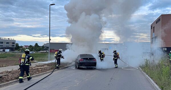 Vom Transporter heruntergezogen: Die Feuerwehr musste einen Fahrzeugbrand bekämpfen.