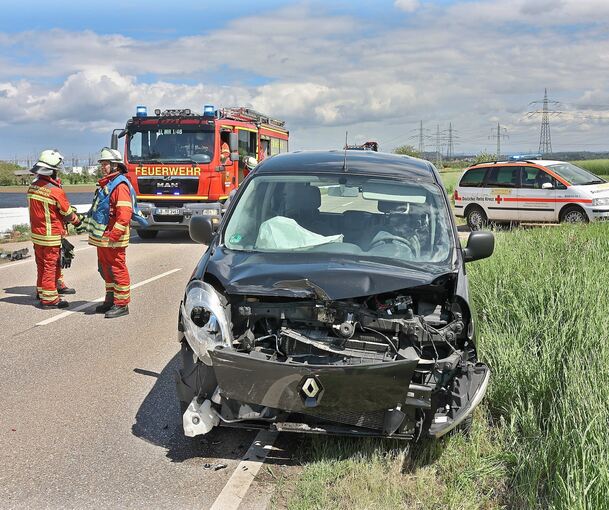Der Renault und zwei weitere Autos wurden stark beschädigt.