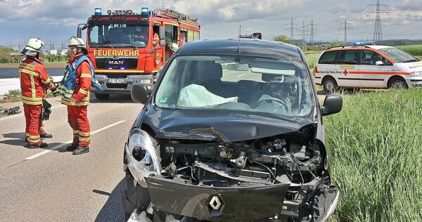 Der Renault und zwei weitere Autos wurden stark beschädigt.
