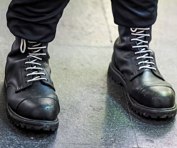 Springerstiefel sind bei jungen Rechtsextremen wieder angesagt.