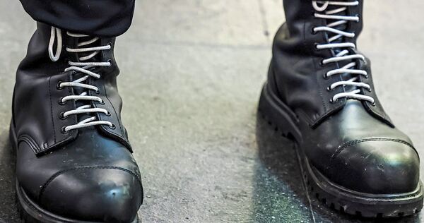 Springerstiefel sind bei jungen Rechtsextremen wieder angesagt.