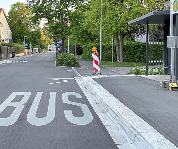 Eine neue Bushaltestelle und ein ungeplant neuer Zebrastreifen. Doch über Letzteren gibt es Klagen.