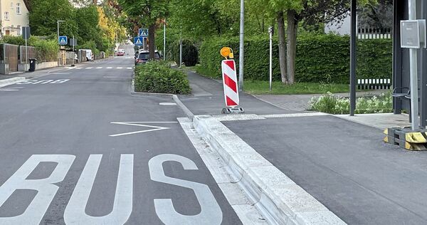 Eine neue Bushaltestelle und ein ungeplant neuer Zebrastreifen. Doch über Letzteren gibt es Klagen.