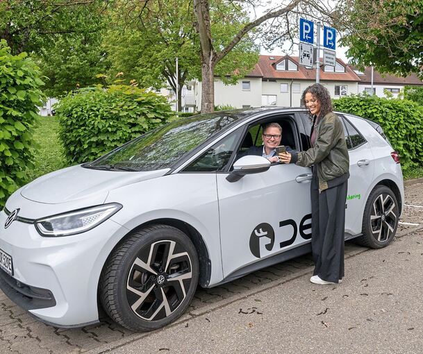 Jolina Rathgeb von der Deer GmbH erklärt Bürgermeister Florian Bargmann die Deer-App.