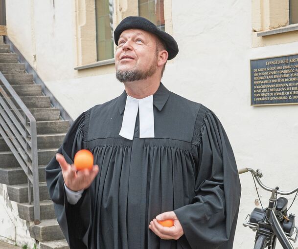 Die Teilnehmer des Spaziergangs begleiten Vikar Jürgen Kaiser, alias Michael Volz, durch Freudental.