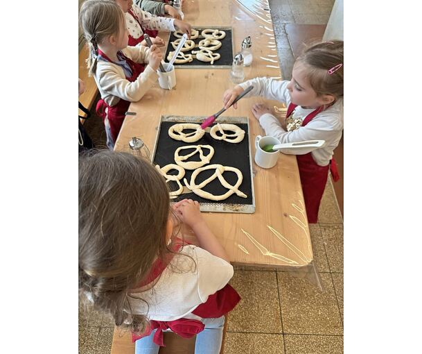 Die Kinder kneteten den Teig und schlangen ihre eigenen Brezeln.