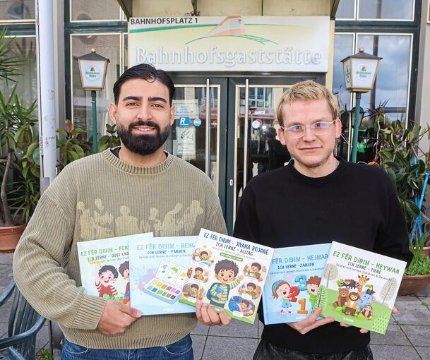 Babo Gayer und Marian Elke haben nicht nur eine Sprach-App entwickelt, sondern nun auch Kinderbücher gestaltet, die den Kleinen die kurdische Sprache näherbringen sollen.